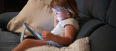 L'enfant, l'adolescent, la famille et les écrans : appel à une vigilance raisonnée sur les technologies numériques